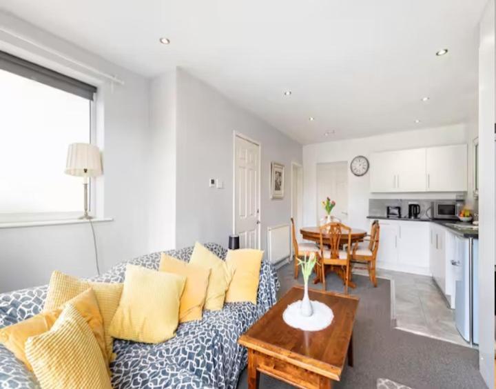 Spacious 2 Bedrooms, Free Parking, Free Wifi - Serene Homes