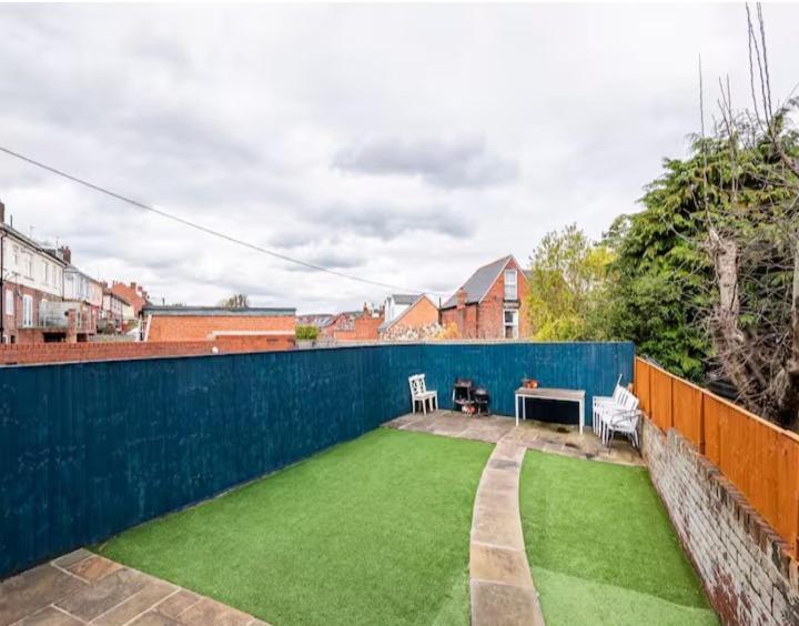 Spacious 2 Bedrooms, Free Parking, Free Wifi - Serene Homes Guest house